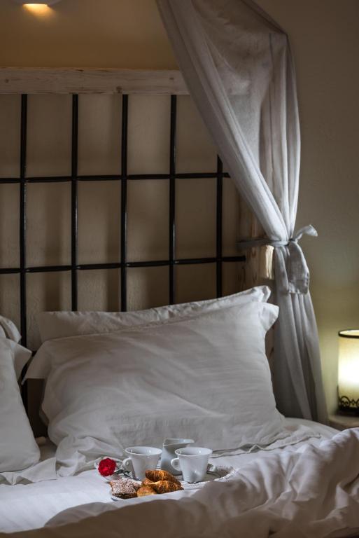 Rúm í herbergi á Athermi Suites - Adults Only