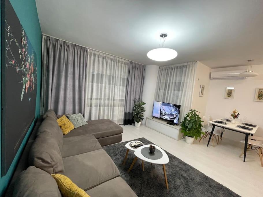Modern Apartment at Train Station - Image 5