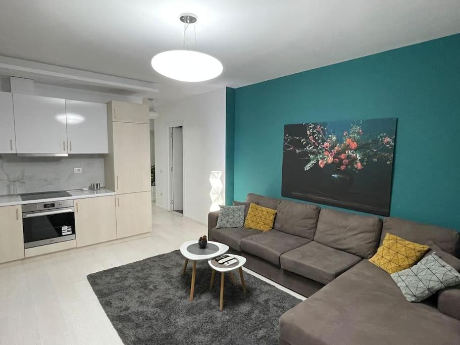 Modern Apartment at Train Station - Image 8