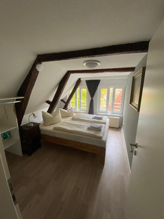 Schlafzimmer mit einem Bett und einem Fenster in der Unterkunft Apartment Klara in Lübeck