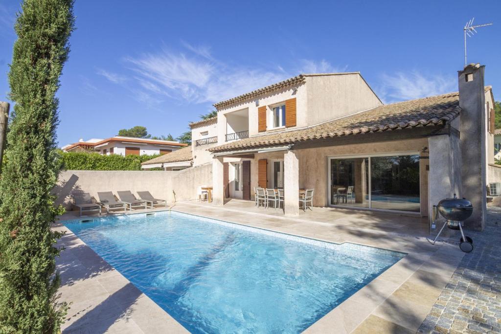 une villa avec piscine devant une maison dans l'établissement Maison Esterel in Saint-Raphael, à Saint-Raphaël