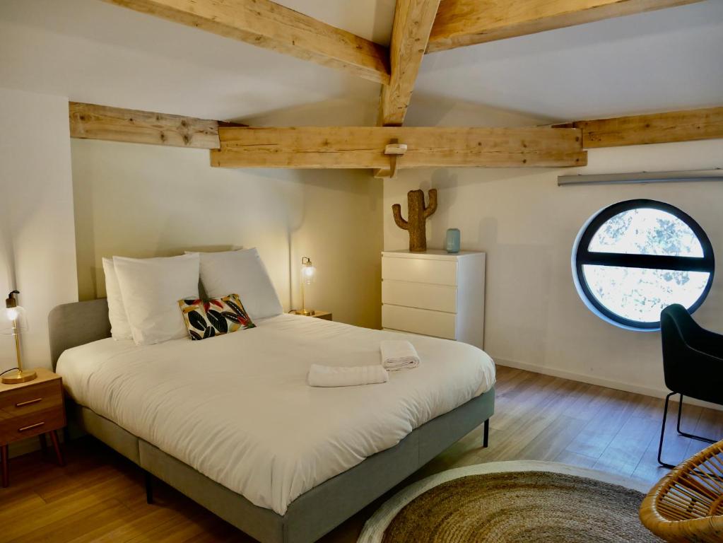 een slaapkamer met een groot bed en een groot raam bij Callelongue-Coliving-Mas des Sous Bois in Ventabren