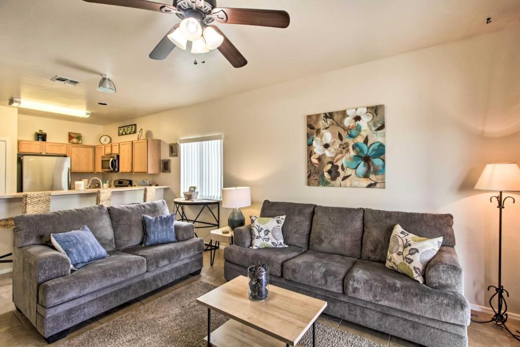 sala de estar con sofá y ventilador de techo en Sunny Tucson Home Near Saguaro Natl Park!, en Avra