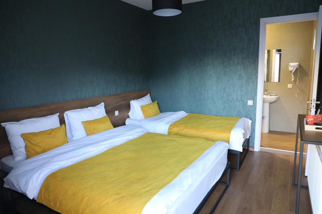 Llit o llits en una habitació de Paradise Inn Kazbegi