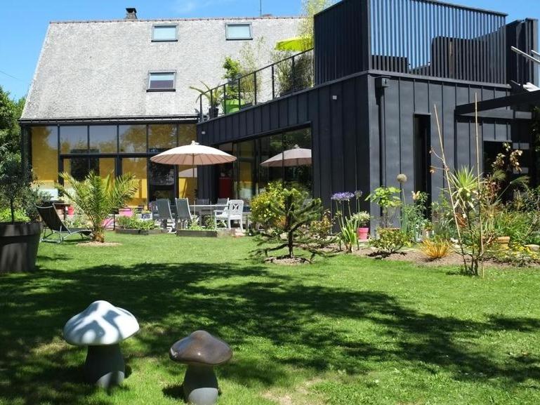 einen Garten mit Pilzen vor einem Gebäude in der Unterkunft Ti Laouenek in Vannes