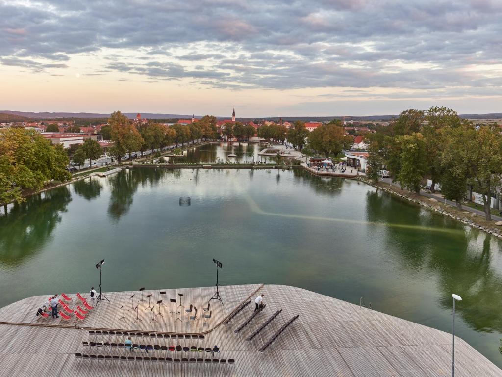 Výhled na řeku, která protéká v blízkosti hotelu