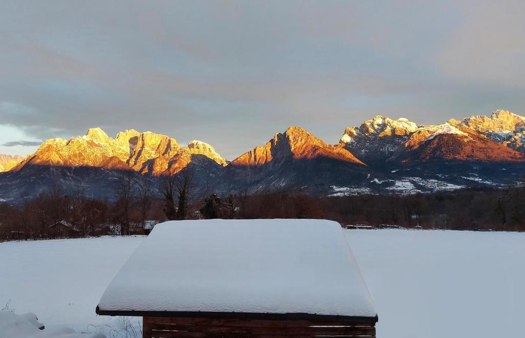 Vista generica sulle montagne o vista sulle montagne dall'interno del bed & breakfast