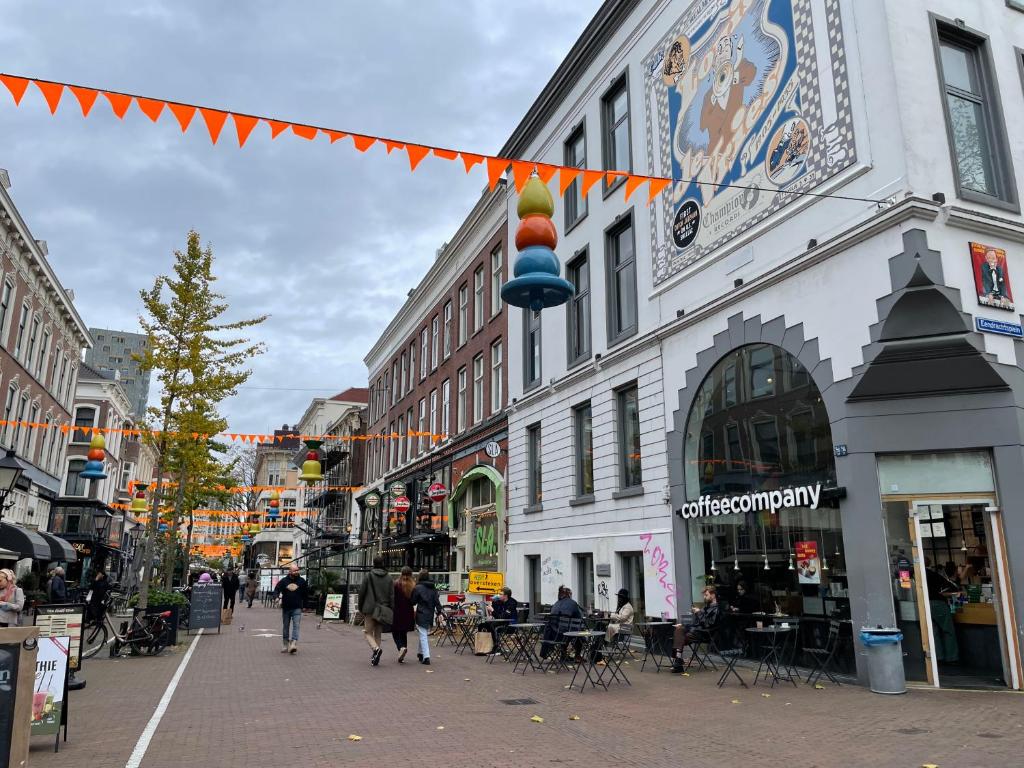 Eine Stadtstraße mit Leuten, die die Straße entlang laufen in der Unterkunft Thuis bij Schell in Rotterdam