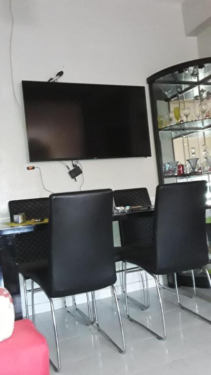 a computer desk with black chairs in a room at Appartement Style Moderne in Casablanca