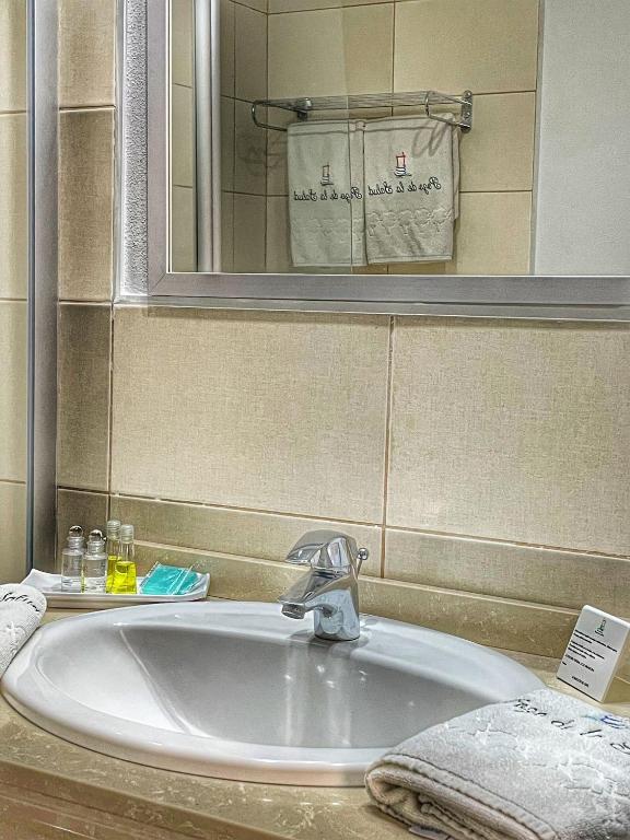 a white sink in a bathroom with a mirror at Balneario Pozo de la Salud in Sabinosa