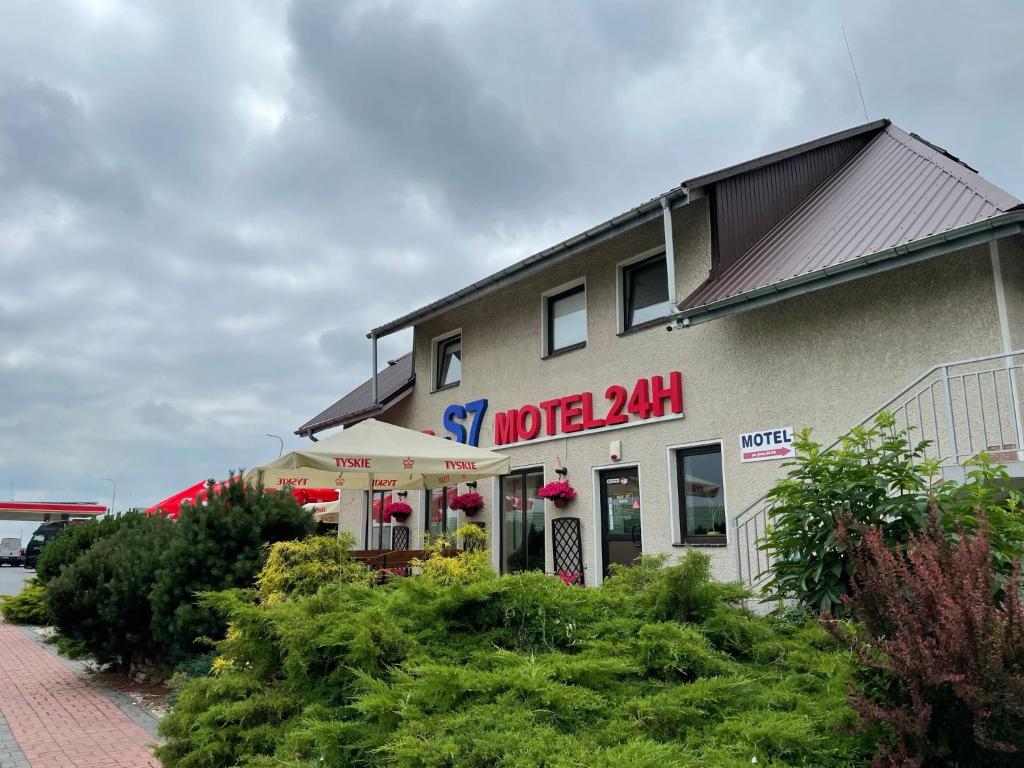 budynek z napisem na boku w obiekcie Motel S7 w mieście Goszczyn