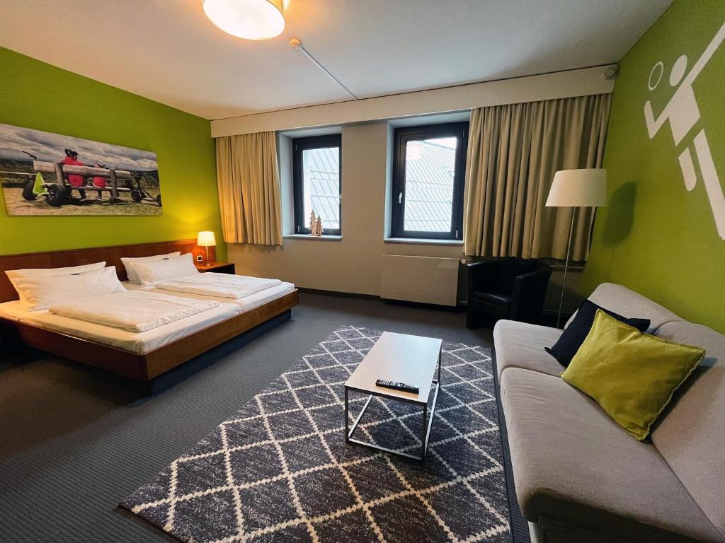 Postel nebo postele na pokoji v ubytování k1 sporthotel - Bike & Ski inklusive Hotel