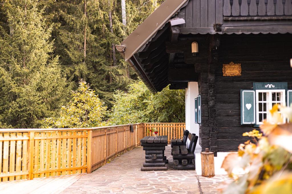 un porche de una cabaña de madera con una valla de madera en Winzerhaus am Schöckl en Semriach