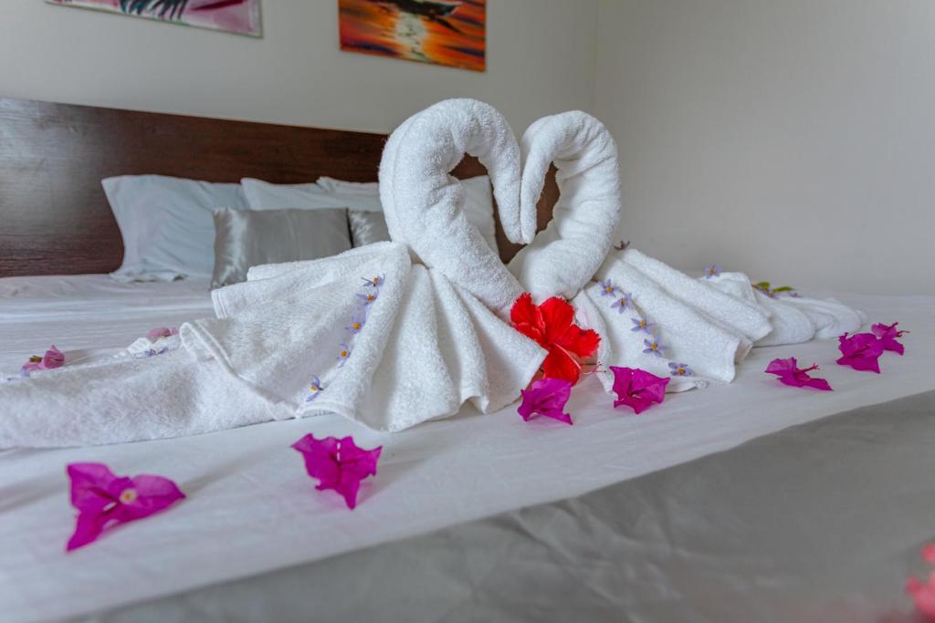 Postel nebo postele na pokoji v ubytování Violet Inn Hotel