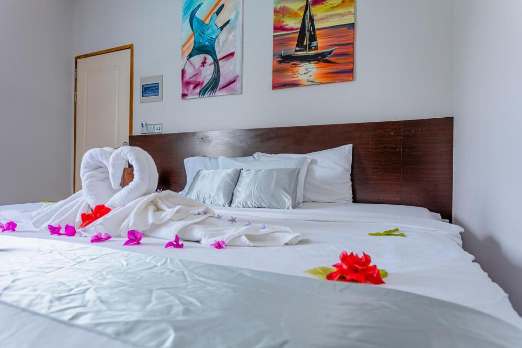 Postel nebo postele na pokoji v ubytování Violet Inn Hotel