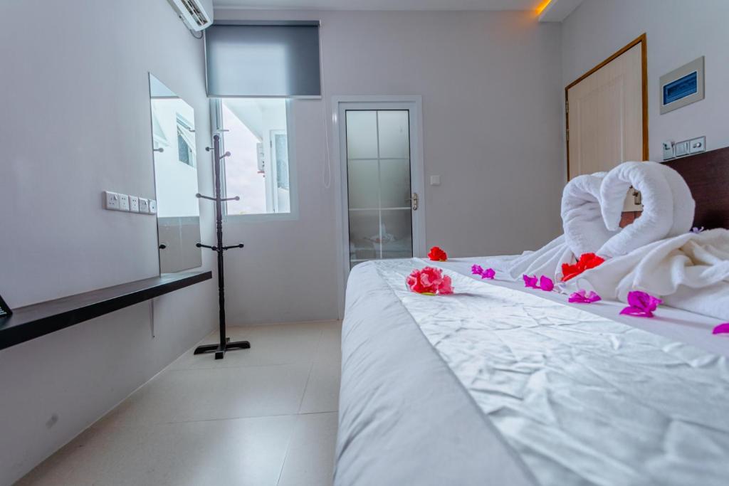 Postel nebo postele na pokoji v ubytování Violet Inn Hotel
