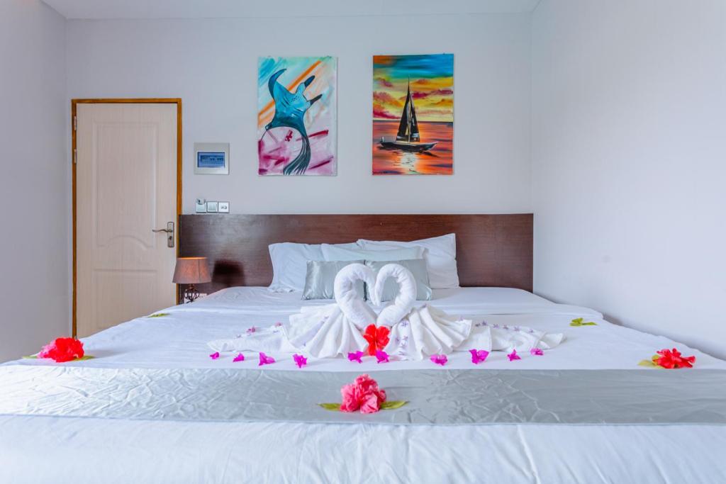 Postel nebo postele na pokoji v ubytování Violet Inn Hotel