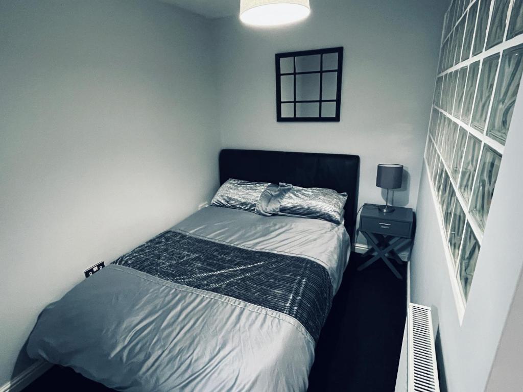 a small bedroom with a bed in the corner at Cosy studio flat in Montrose