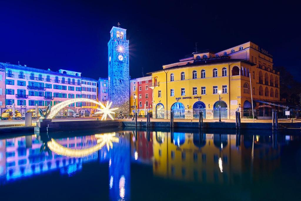 Výhled na řeku, která protéká v blízkosti hotelu