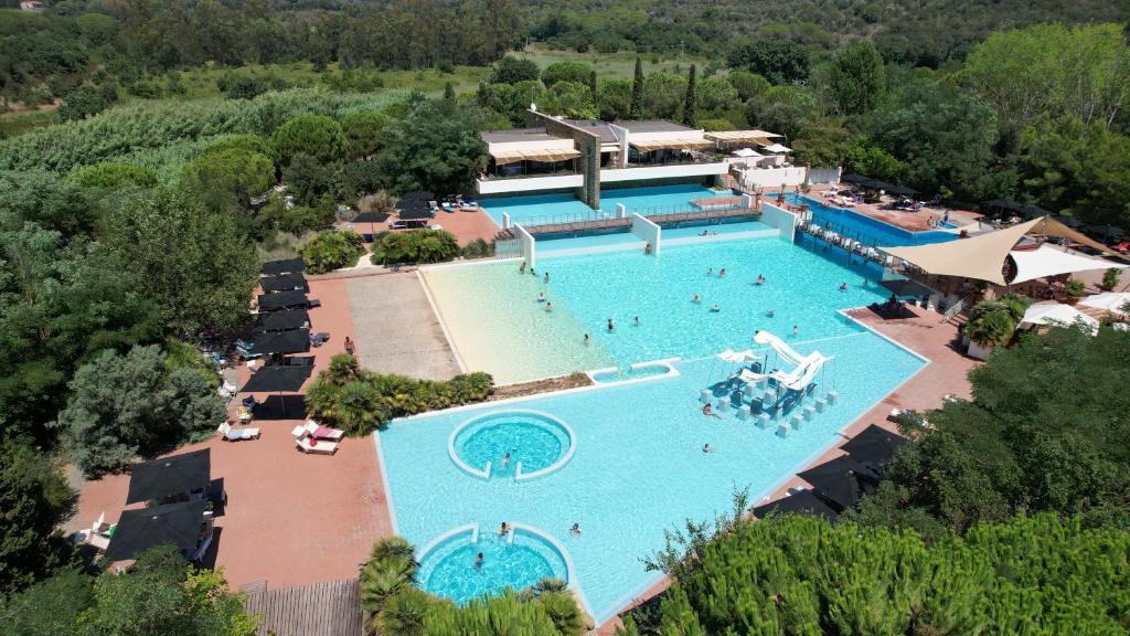 an overhead view of a swimming pool at a resort at Camping Village Rocchette in Castiglione della Pescaia