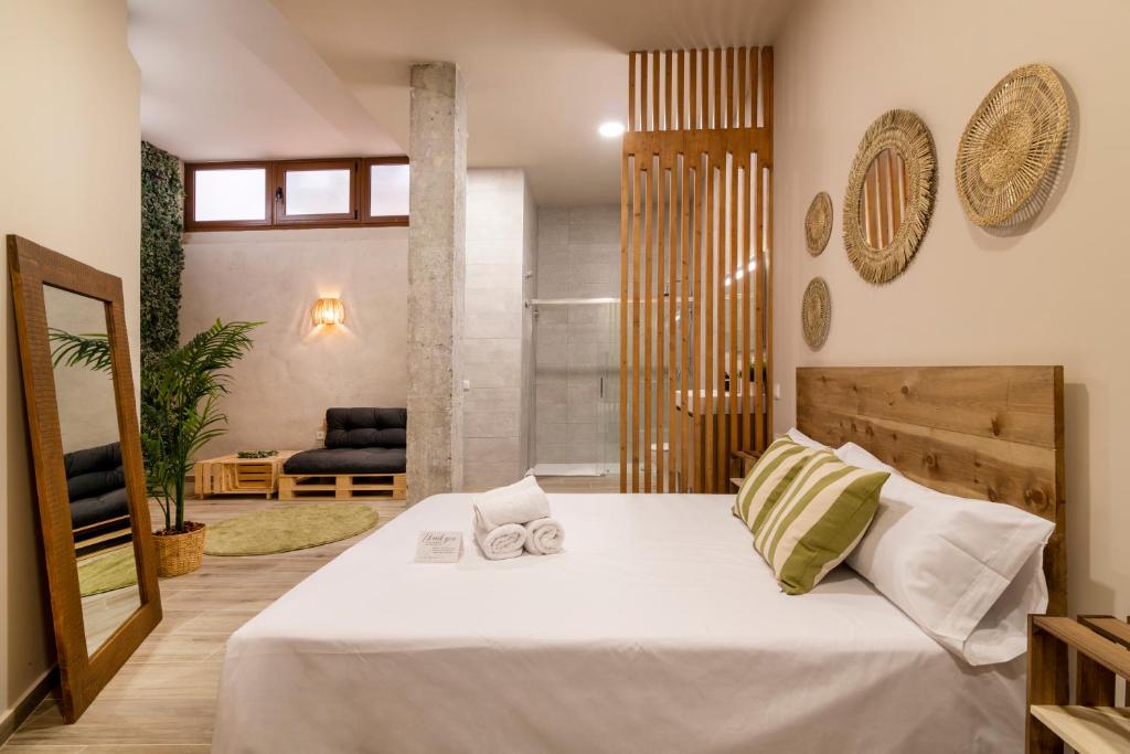 een slaapkamer met een groot bed en 2 handdoeken bij Art Lofts Gardens in Valencia