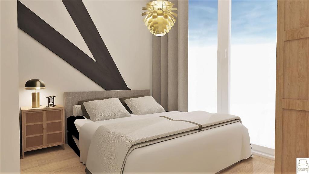 um quarto com uma cama branca e um lustre em Residentie d'Ouwe Kercke em Terneuzen