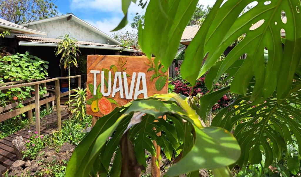 ハンガ・ロアにあるTuava Lodgeの庭の前の歌の看板