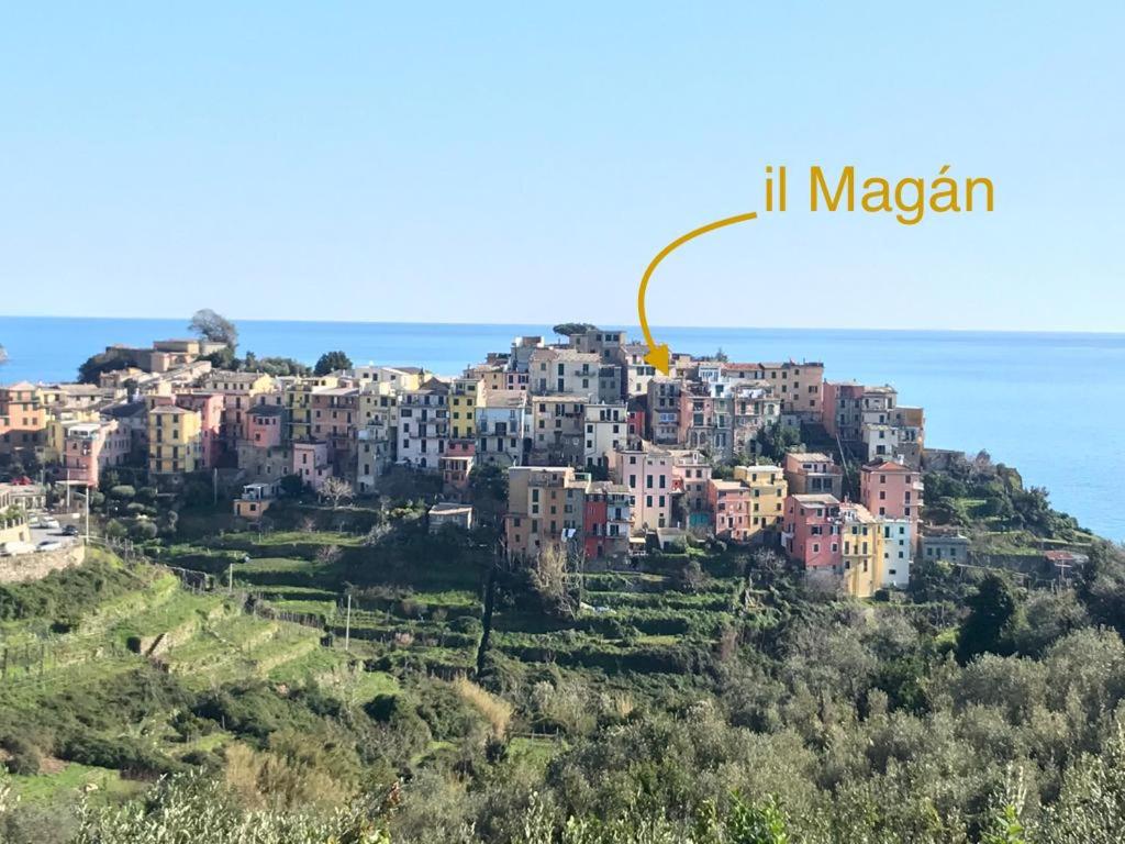 een stad bovenop een heuvel met de oceaan bij il Magàn - Cinque Terre in Corniglia