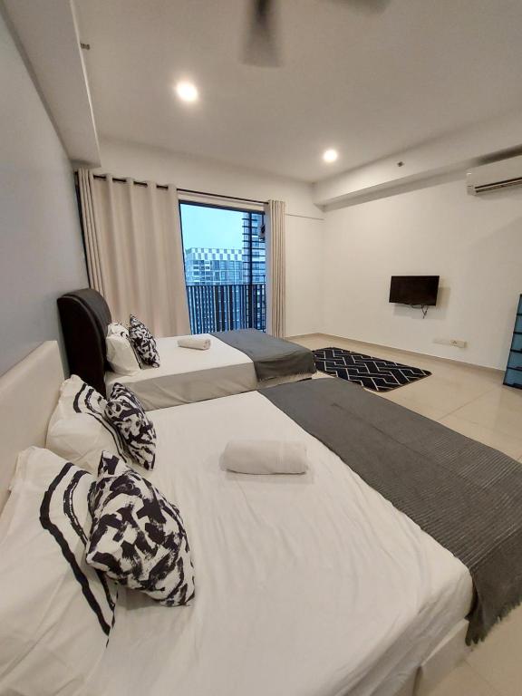 een slaapkamer met 2 bedden en een televisie. bij i-Soho i-City in Shah Alam