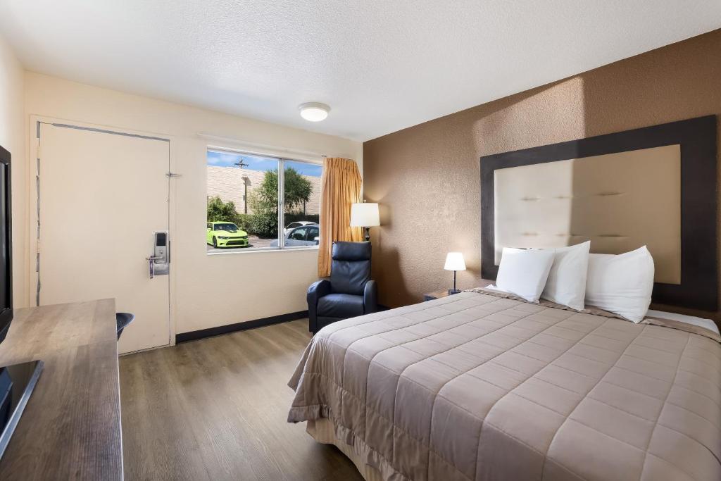 Un pat sau paturi într-o cameră la Knights Inn Sierra Vista / East Fry