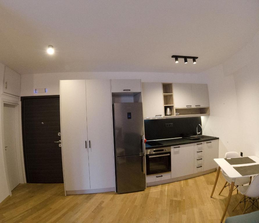 Kuchyňa alebo kuchynka v ubytovaní Room B8