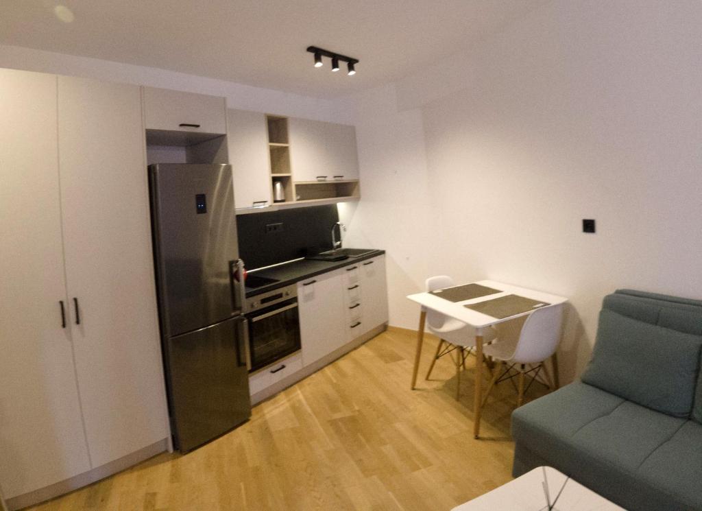 Kuchyňa alebo kuchynka v ubytovaní Room B8