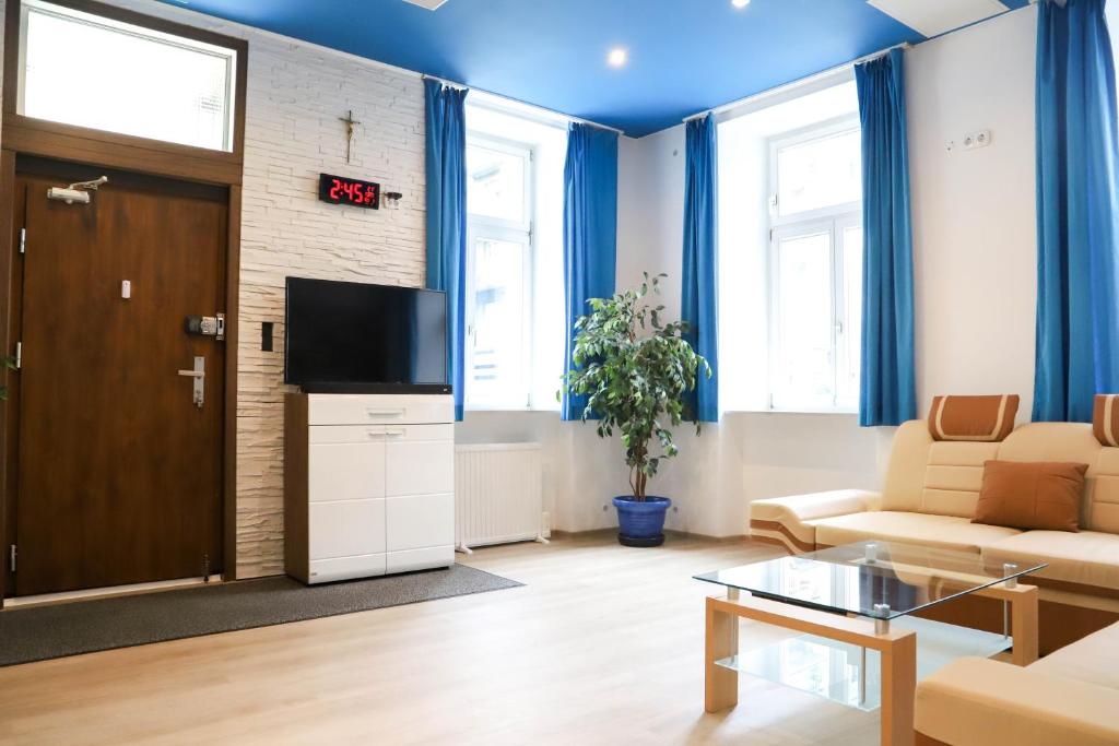 Televízia a/alebo spoločenská miestnosť v ubytovaní «Go West» guest rooms