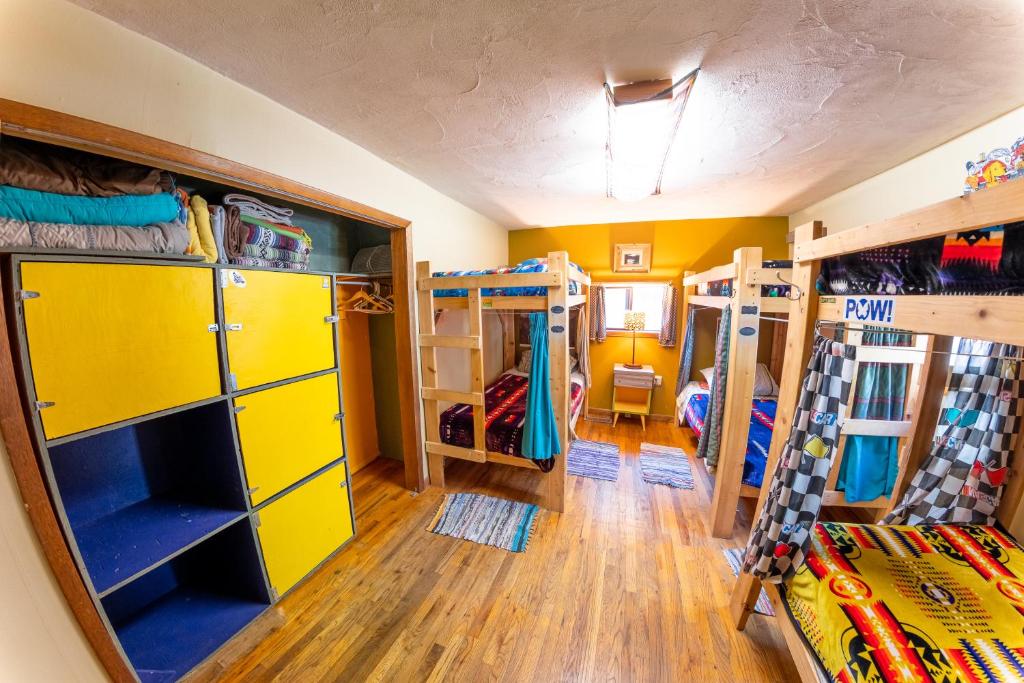 Palanda nebo palandy na pokoji v ubytování The Wanderlust Hostel