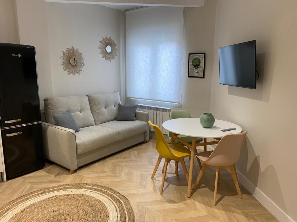 salon z kanapą i stołem w obiekcie Apartamento Cielo del Norte VUT LE-933 w mieście León