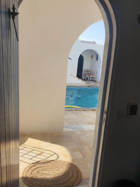 Bazén v ubytování Dar Chick Yahia Ile De Djerba nebo v jeho okolí