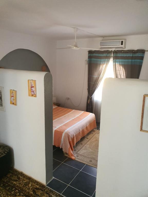Postel nebo postele na pokoji v ubytování Dar Chick Yahia Ile De Djerba