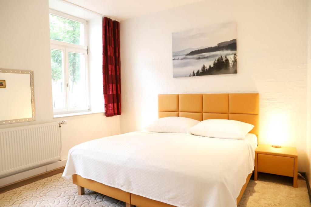 sypialnia z łóżkiem z białą pościelą i oknem w obiekcie «Go West» guest rooms w Wiedniu