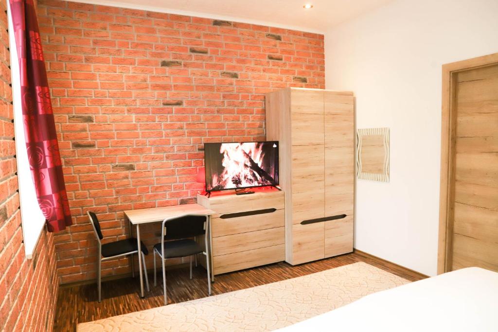 Televízia a/alebo spoločenská miestnosť v ubytovaní «Go West» guest rooms