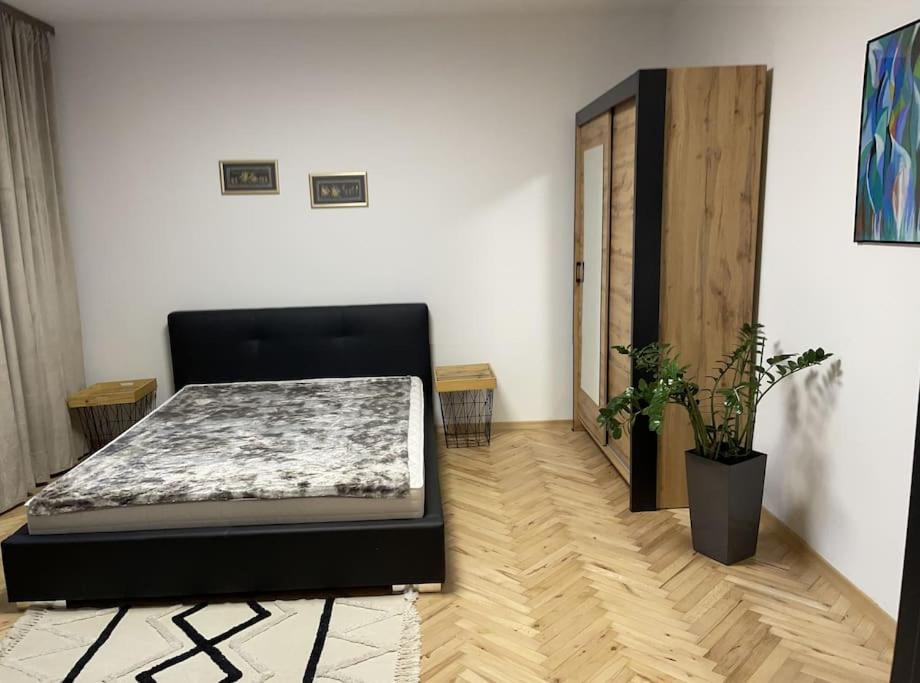 Кровать или кровати в номере Dom w Nowym Sączu przy Miasteczku Galicyjskim