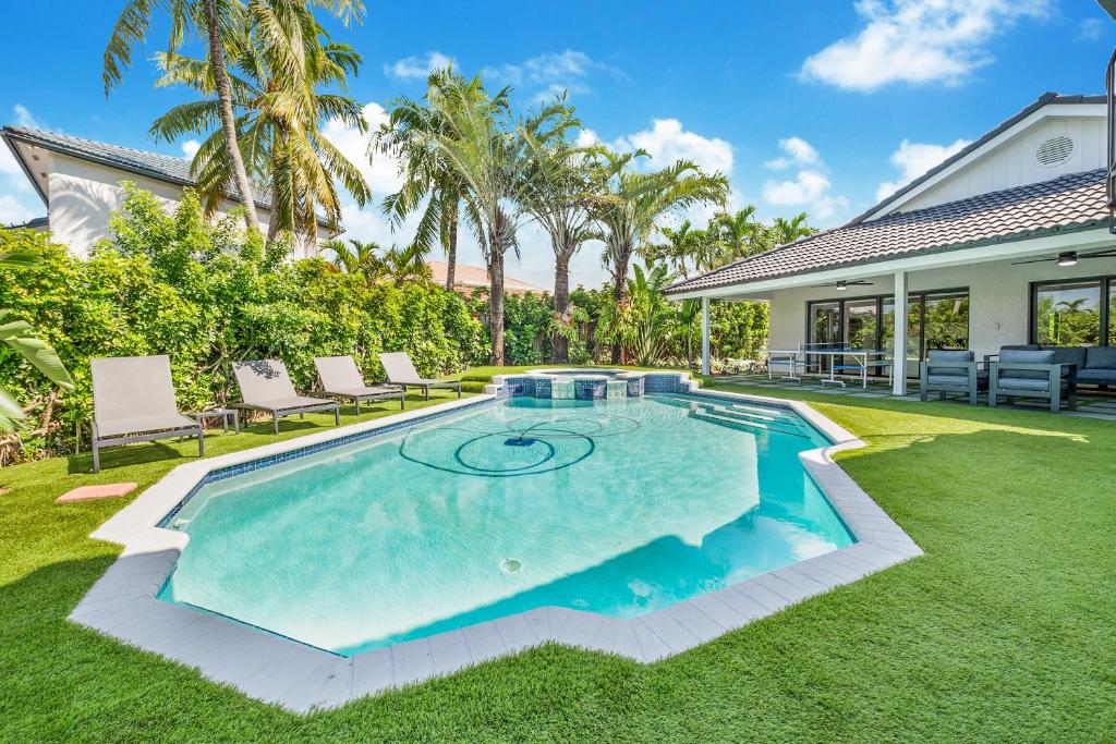 una piscina en el patio trasero de una casa en Miami Oasis with Lakefront Beach Jacuzzi and Golf L56 en Tamiami