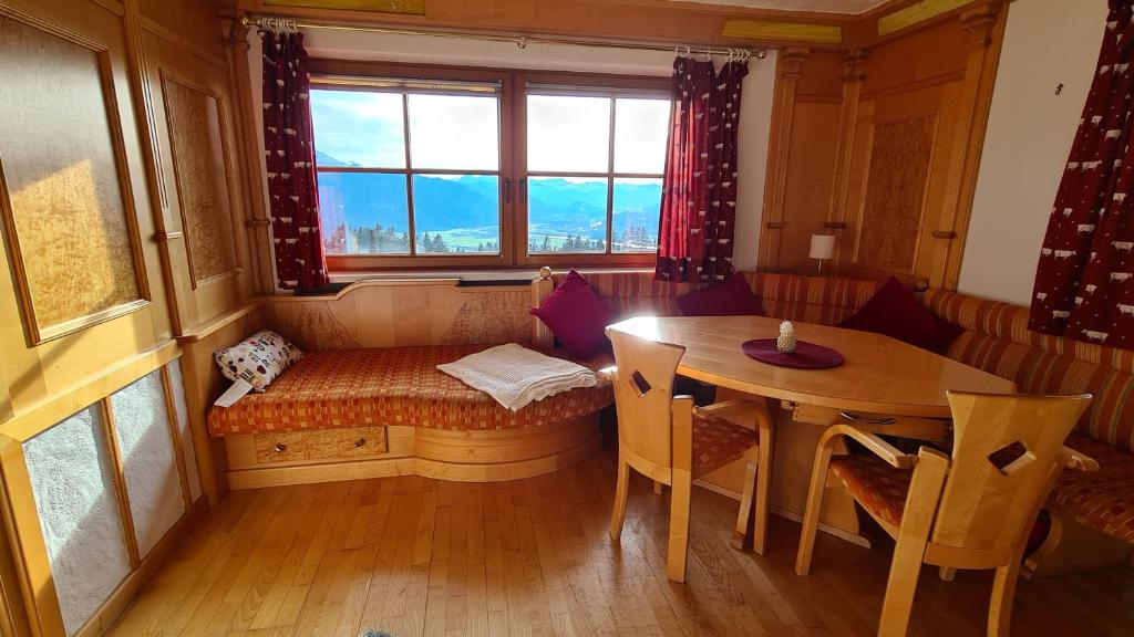 a dining room with a table and a window at Appartement Schwindelfrei in Niederndorferberg