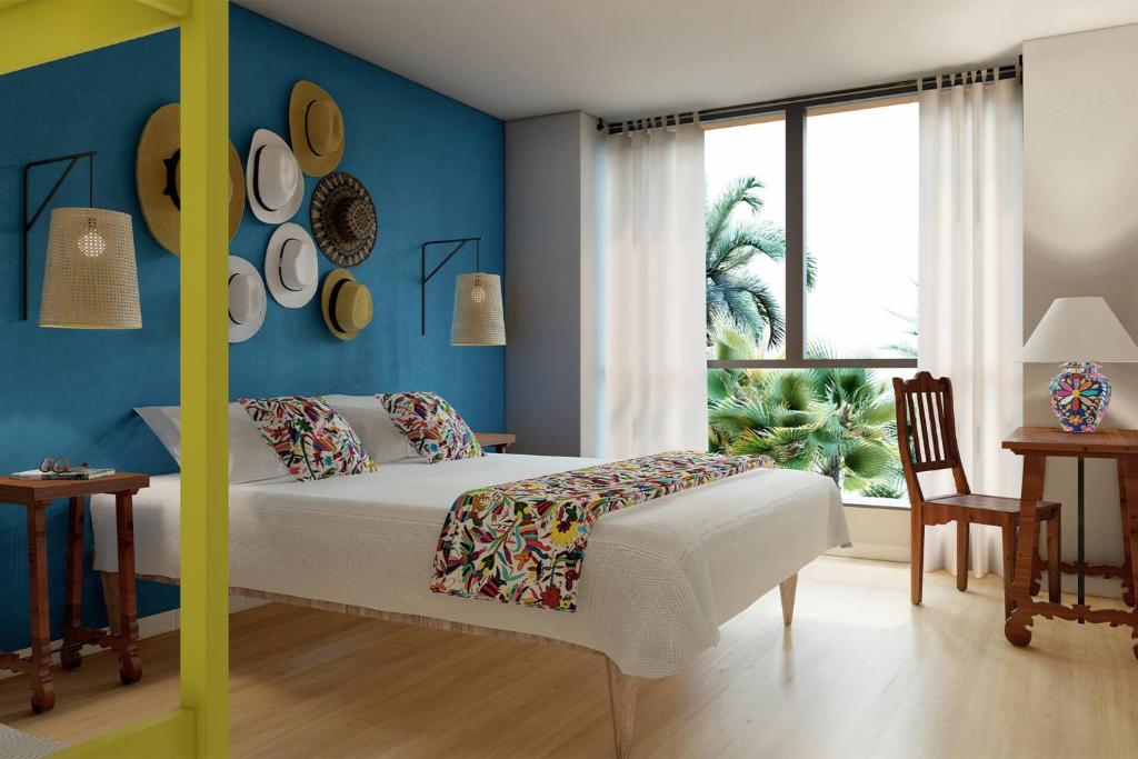 sypialnia z łóżkiem i niebieską ścianą w obiekcie Les Rivages de Beauval w mieście Saint-Aignan