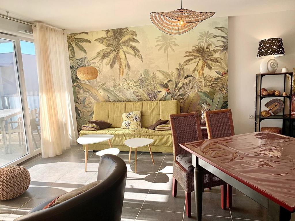 ein Wohnzimmer mit einem Sofa und einem Tisch in der Unterkunft Appartement Mèze, 3 pièces, 4 personnes - FR-1-604-22 in Mèze