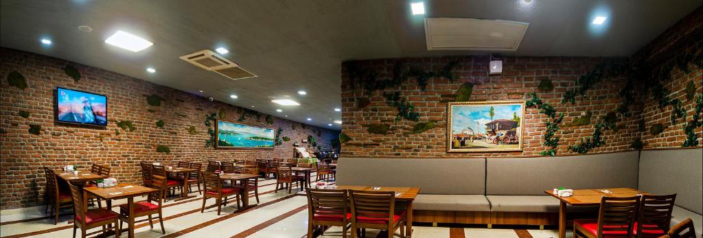 A restaurant or other place to eat at Aprilis Hotel - Special Category