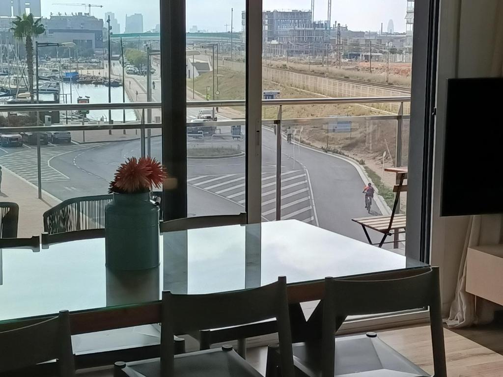 a dining room table with a view of a street at Gran Apartmento Playa Badalona in Badalona