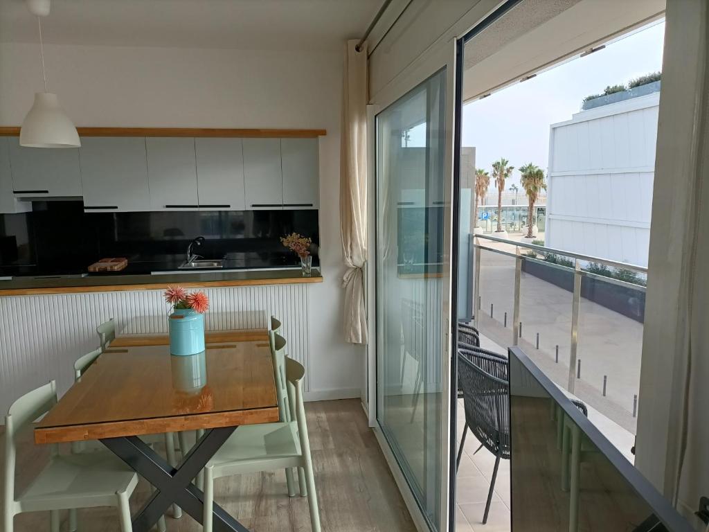 Kuchyň nebo kuchyňský kout v ubytování Gran Apartmento Playa Badalona