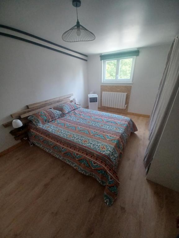 een slaapkamer met een bed met een kleurrijke deken erop bij Talya 