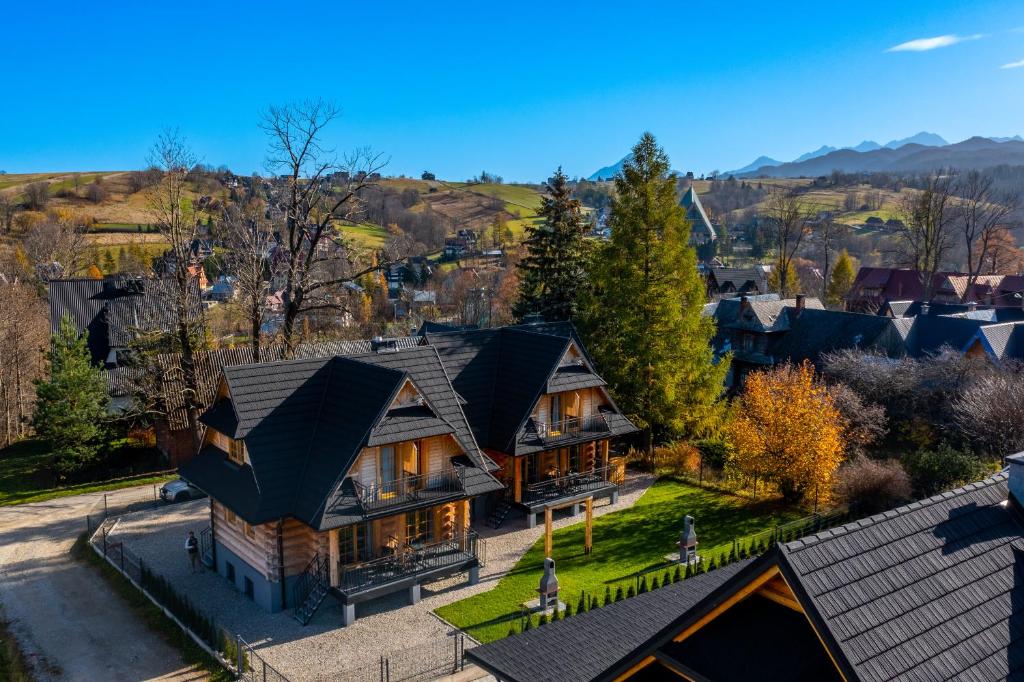 eine Aussicht auf ein Haus mit Dach in der Unterkunft Michałowy Sen Domki Zakopane in Zakopane