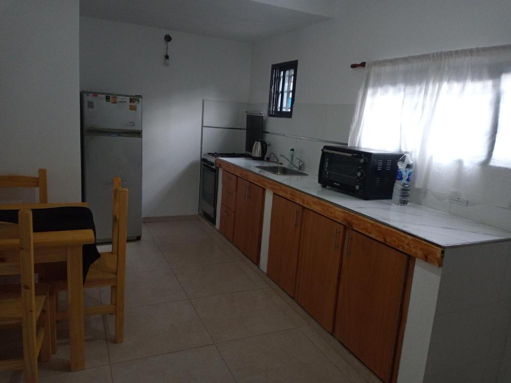 cocina con fregadero y microondas en departamento a 6 cuadras del mar en Mar del tuyu en 